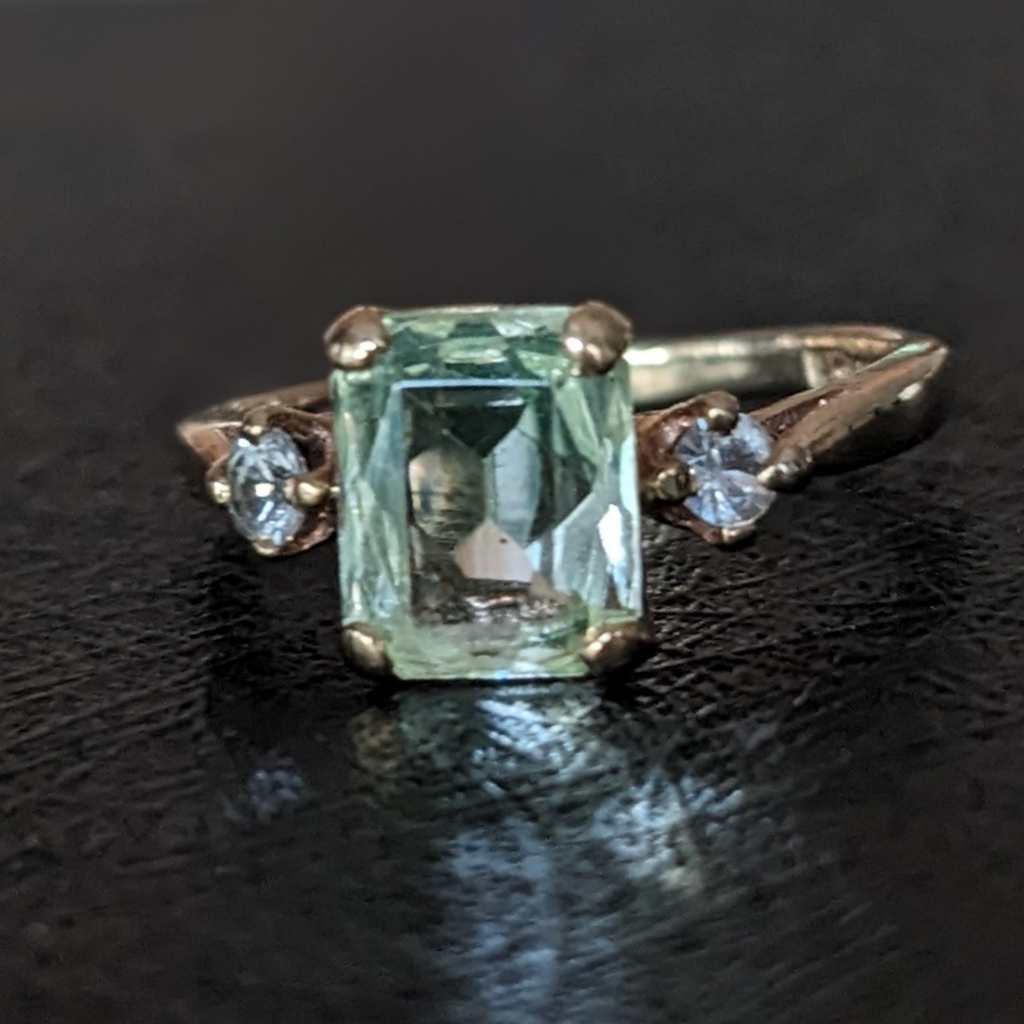 10k Peridot Diamond Solid Gold Ring. 2.20 Grams